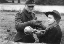 frau panzerfaust.jpg