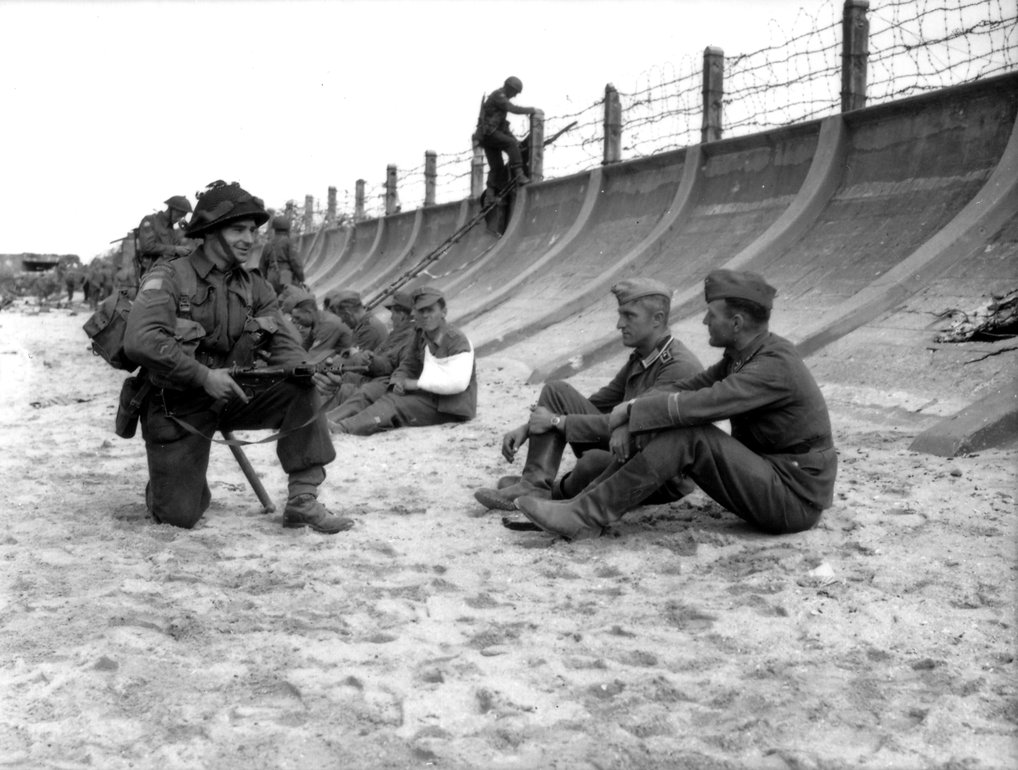 German_POWs_Juno_Beach.jpg