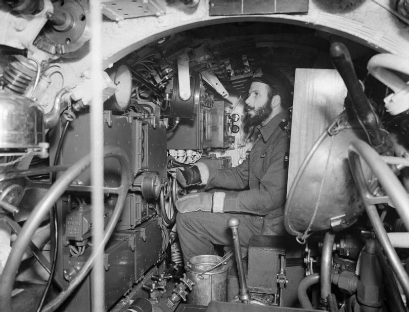 X-craft_engine_room_%28IWM_A_026933%29.jpg