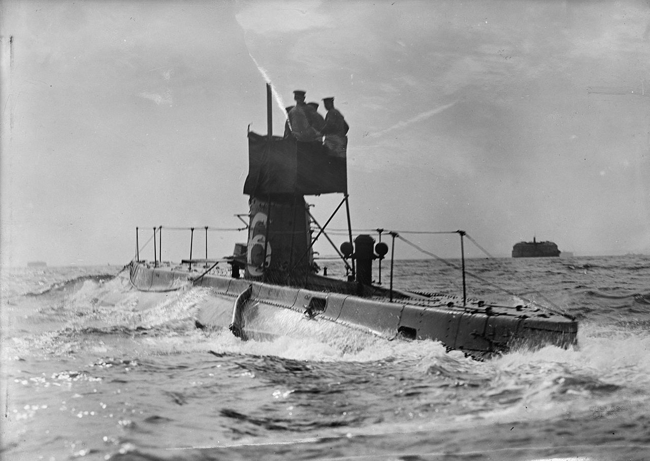 1280px-HMS-B6-in-the-solent.jpg