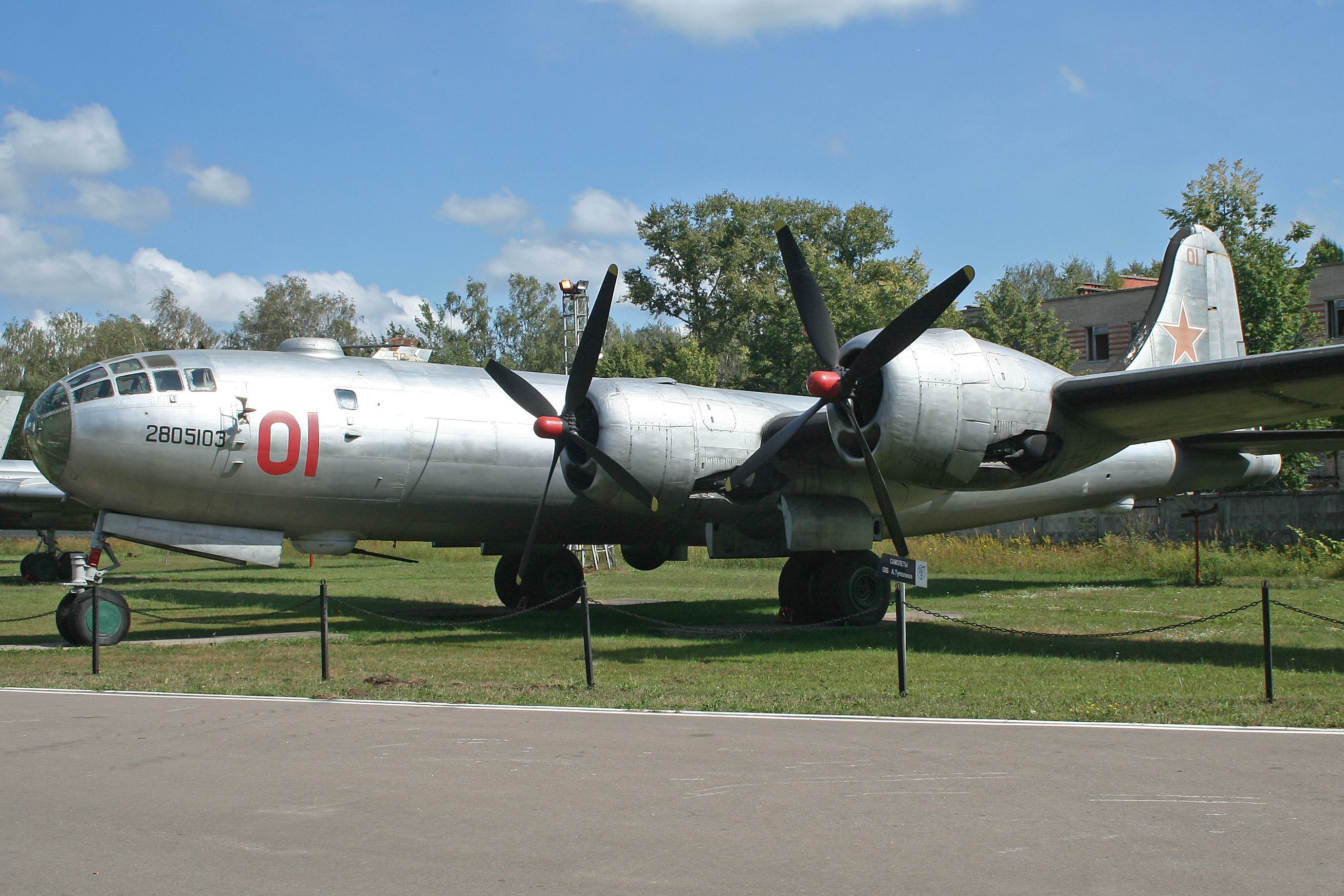 Tupolev_Tu-4_01_red_%2810255123433%29.jpg