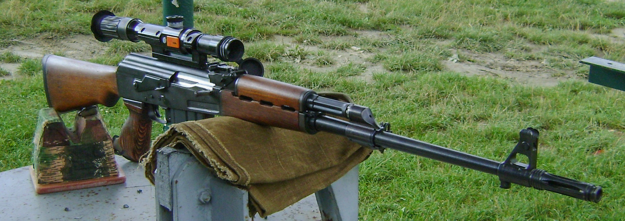 ZASTAVA_M76_na_stre%C4%BEnici_j%C3%BAl_2010.jpg