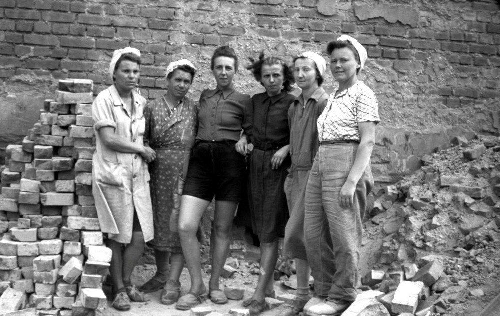 tr%C3%BCmmerfrauen-rubble-women-4.jpg