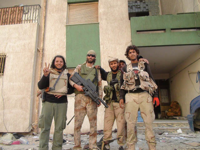 matthew-vandyke-rebel-fn-f2000-sirte-libya-war.jpg