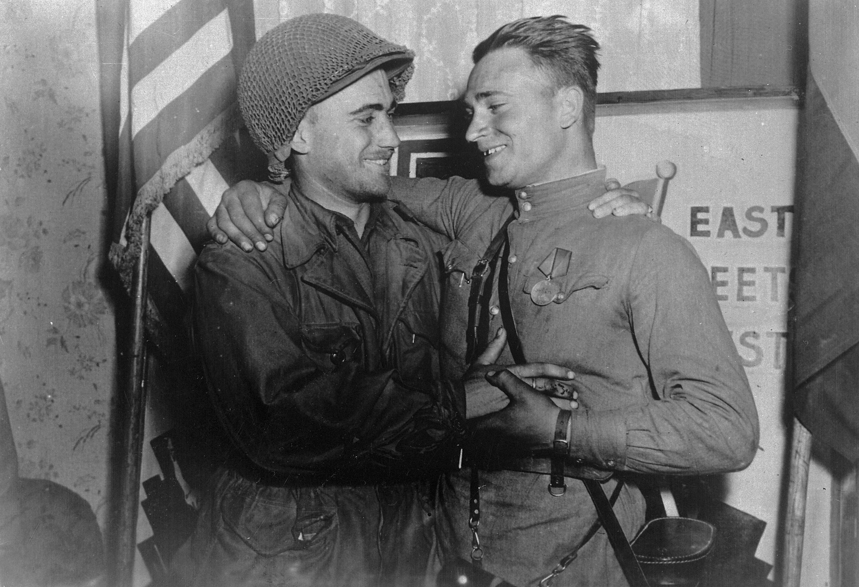 ElbeDay1945_%28NARA_ww2-121%29.jpg