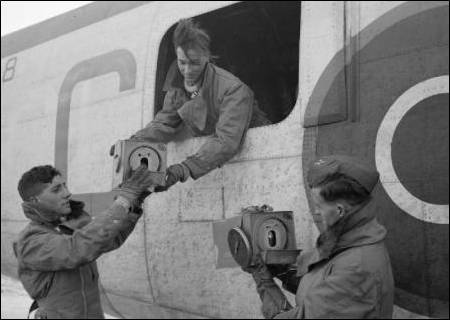 RAF_Liberator_pigeons_WWII_IWM_CH_12364.jpg