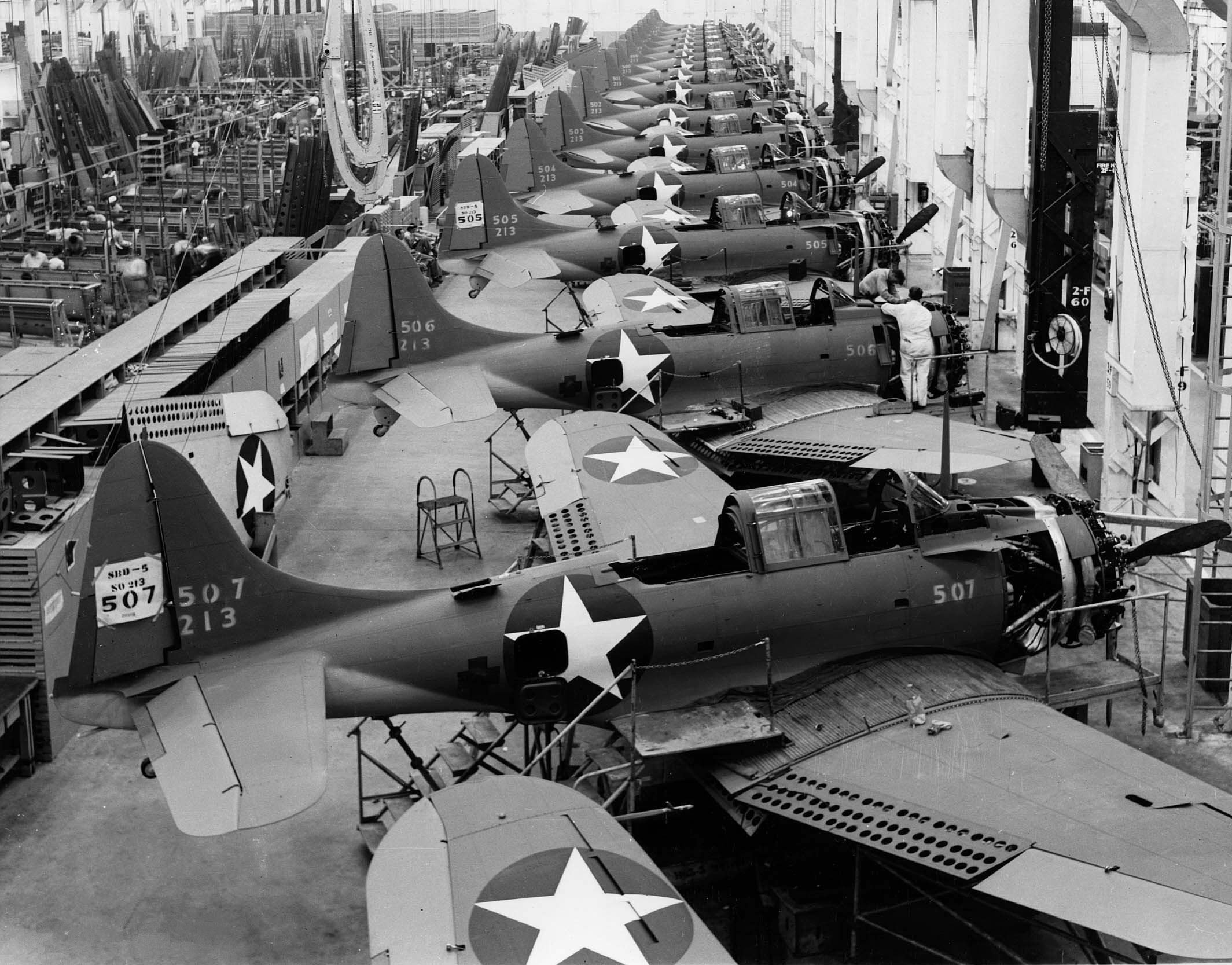 Douglas_SBD_production_line_1943.jpg