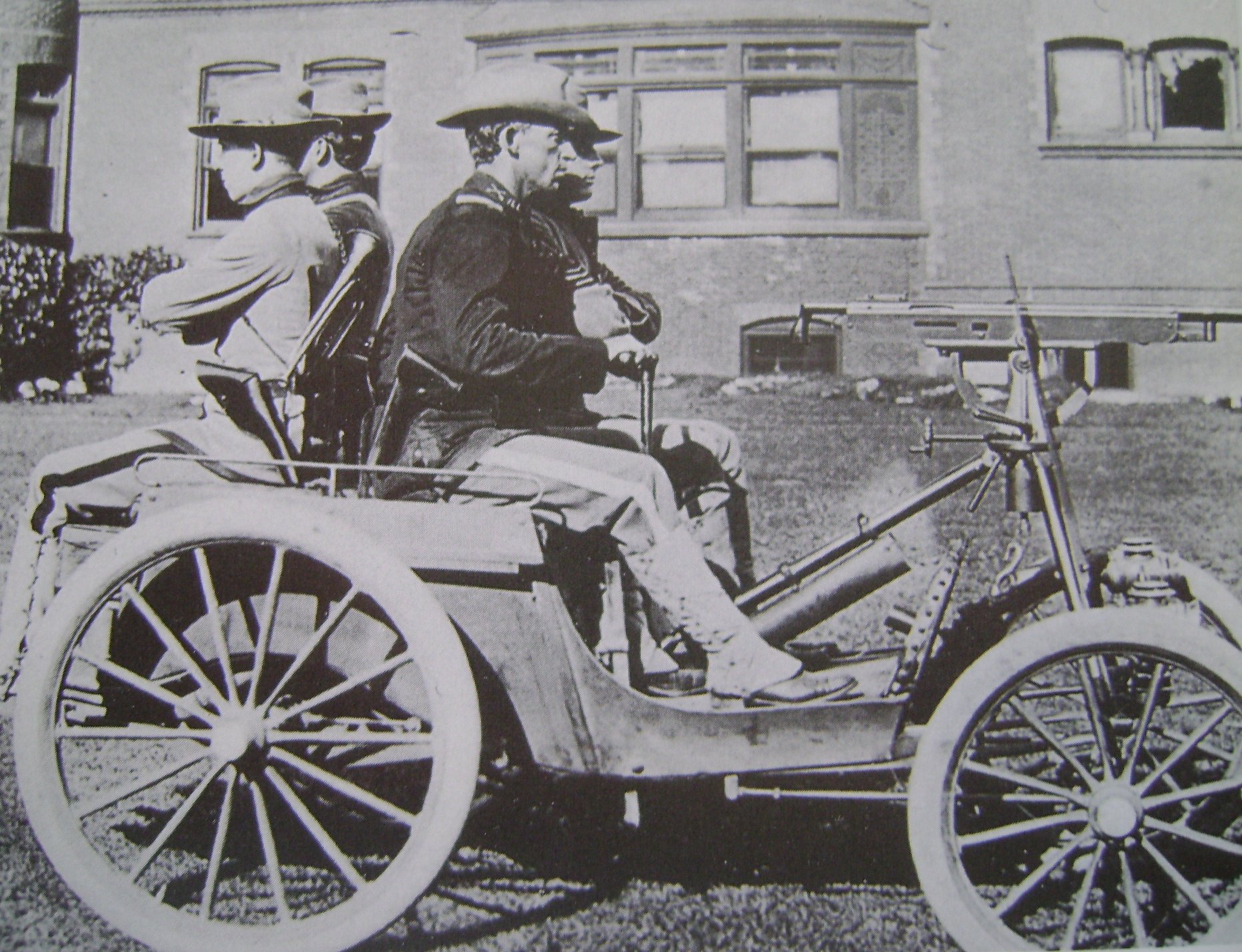 Davidson-Duryea_4-wheeled_military_car.jpg