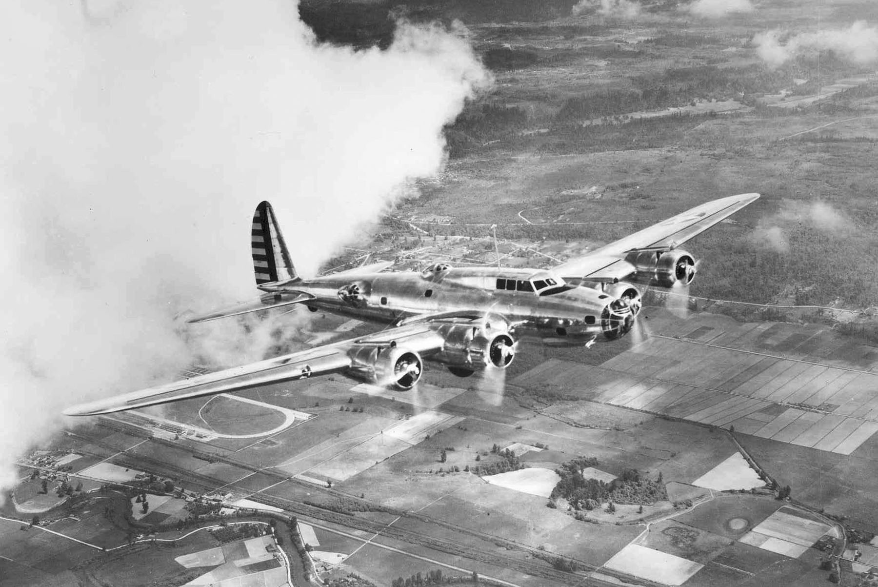 Boeing_Y1B-17_in_flight.jpg