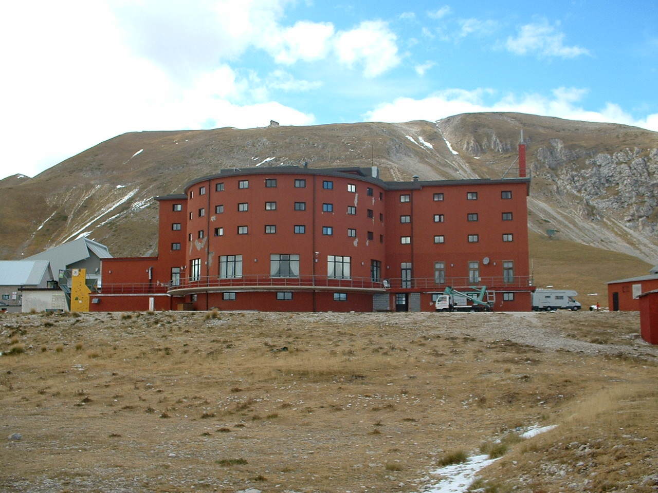 Campo_Imperatore_Hotel.JPG