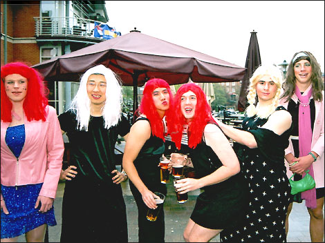 dancing_drag_queens_gallery_02_470x352.jpg
