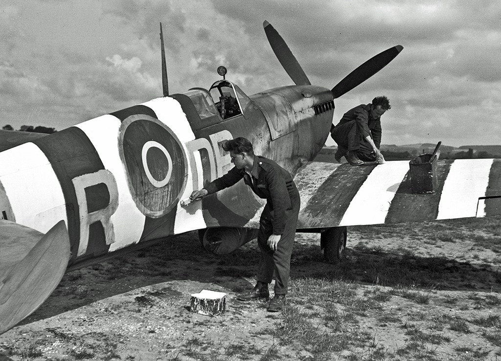 Spitfire-invasion-stripes.jpg