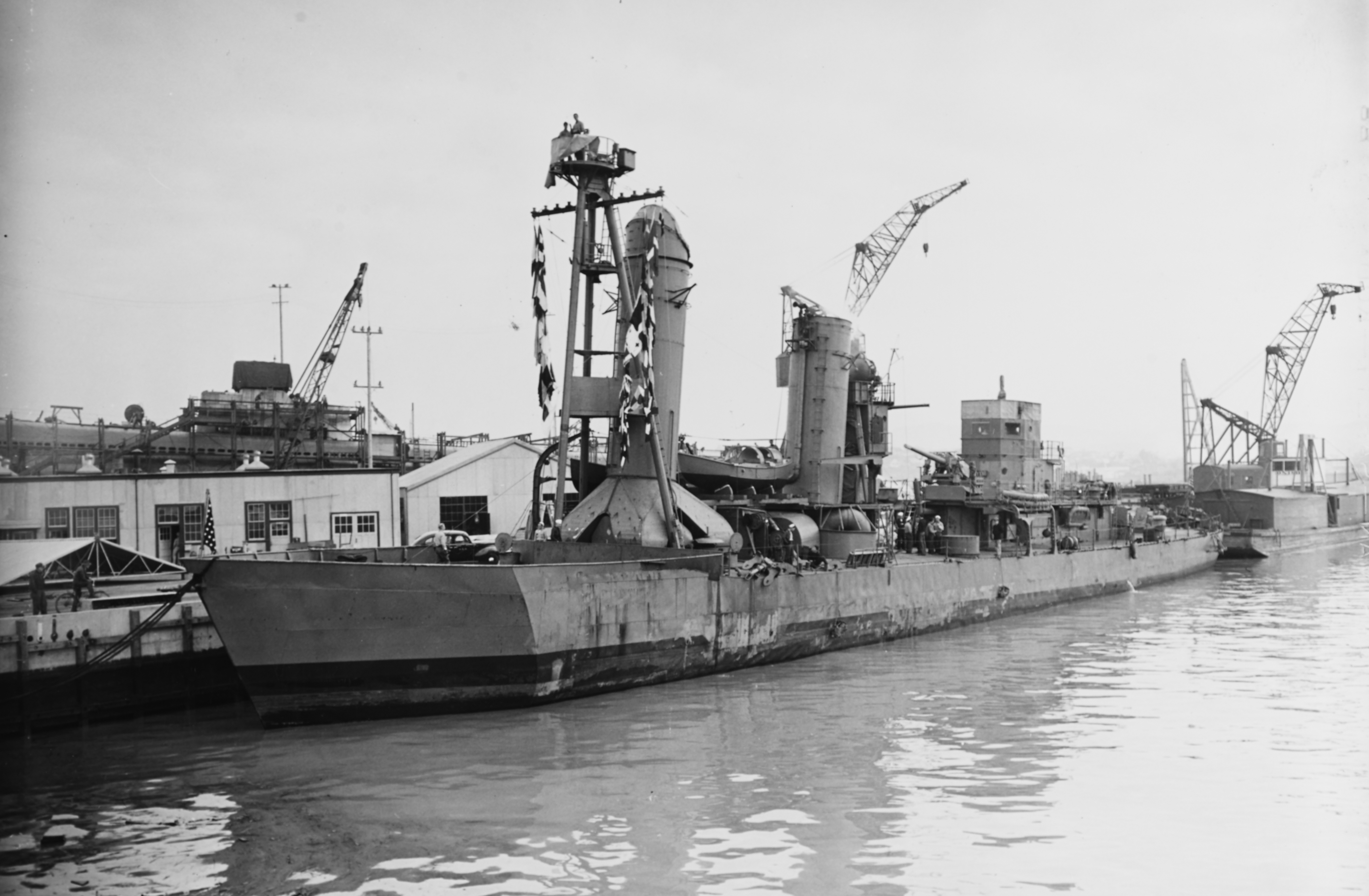 USS_Shaw_%28DD-373%29_with_temporary_bow.jpg