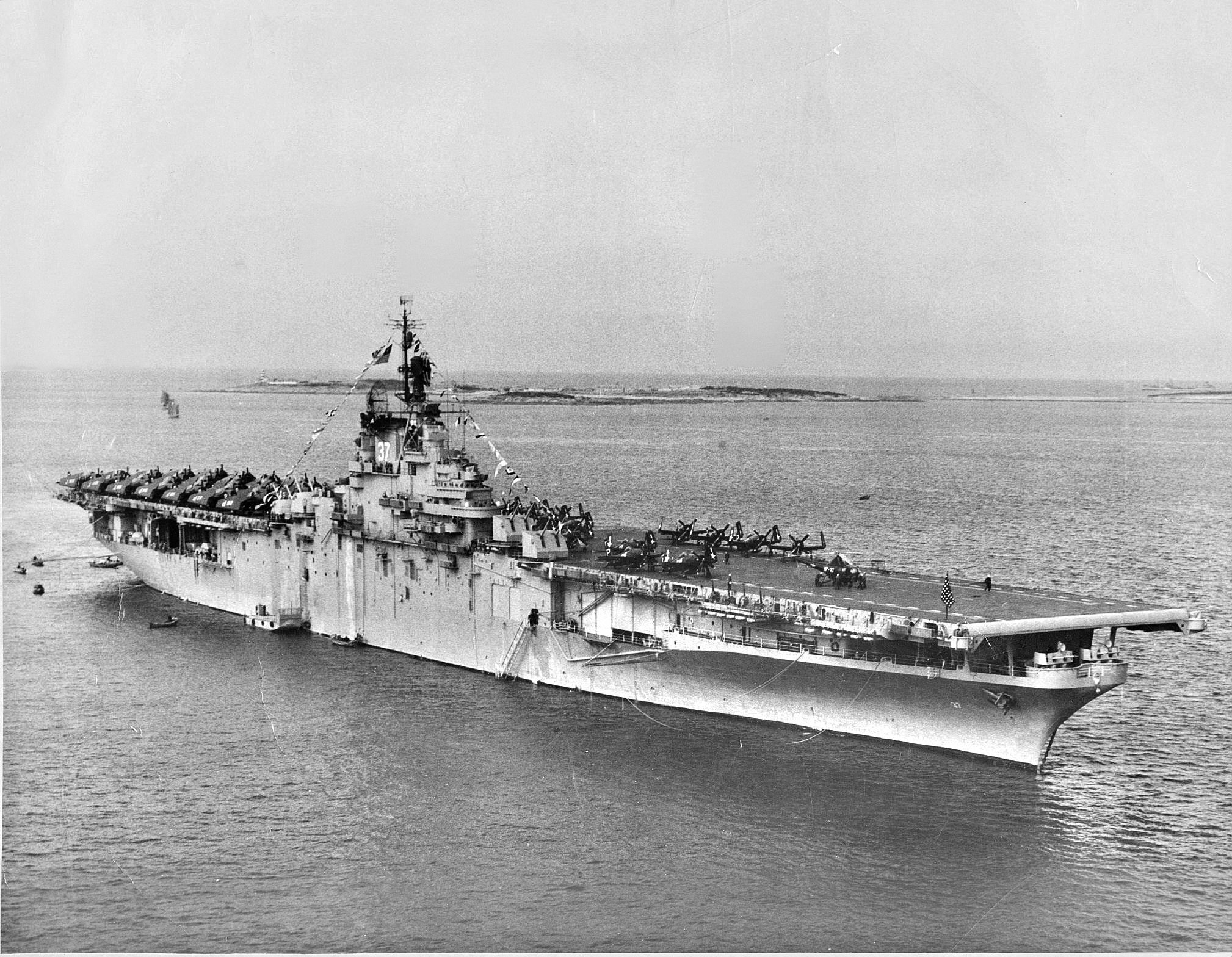 USS_Princeton_(CV-37)_Tsingtao_1948.jpg