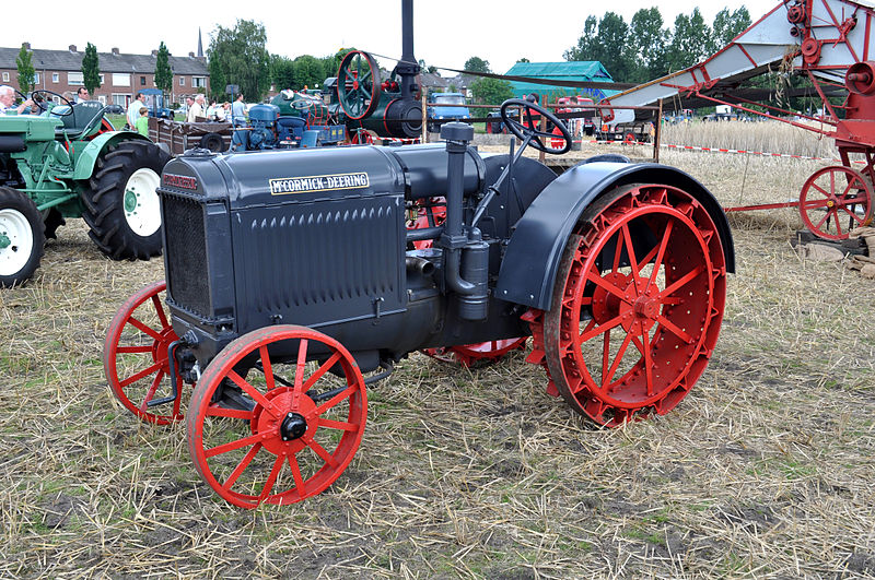 800px-Mc-Cormick-Deering-tractor-blue.jpg