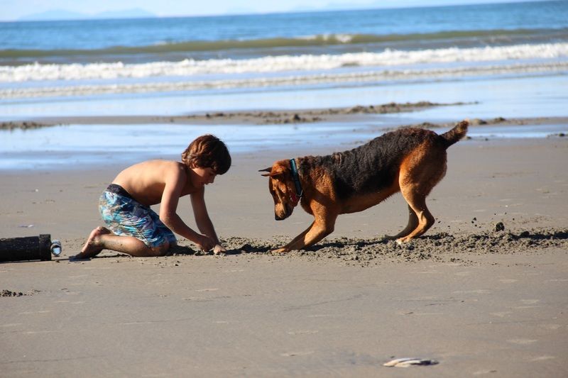 Sascha%20and%20Ruby%20digging%20clams_zps2iyrkgpv.jpg