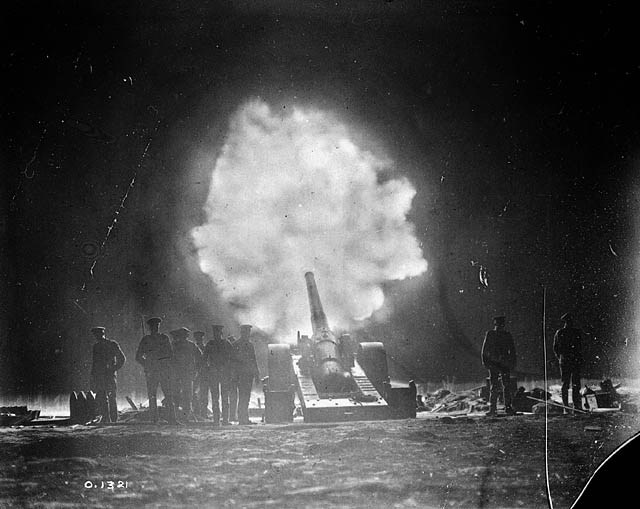 Naval_gun_firing_over_Vimy_Ridge.jpg