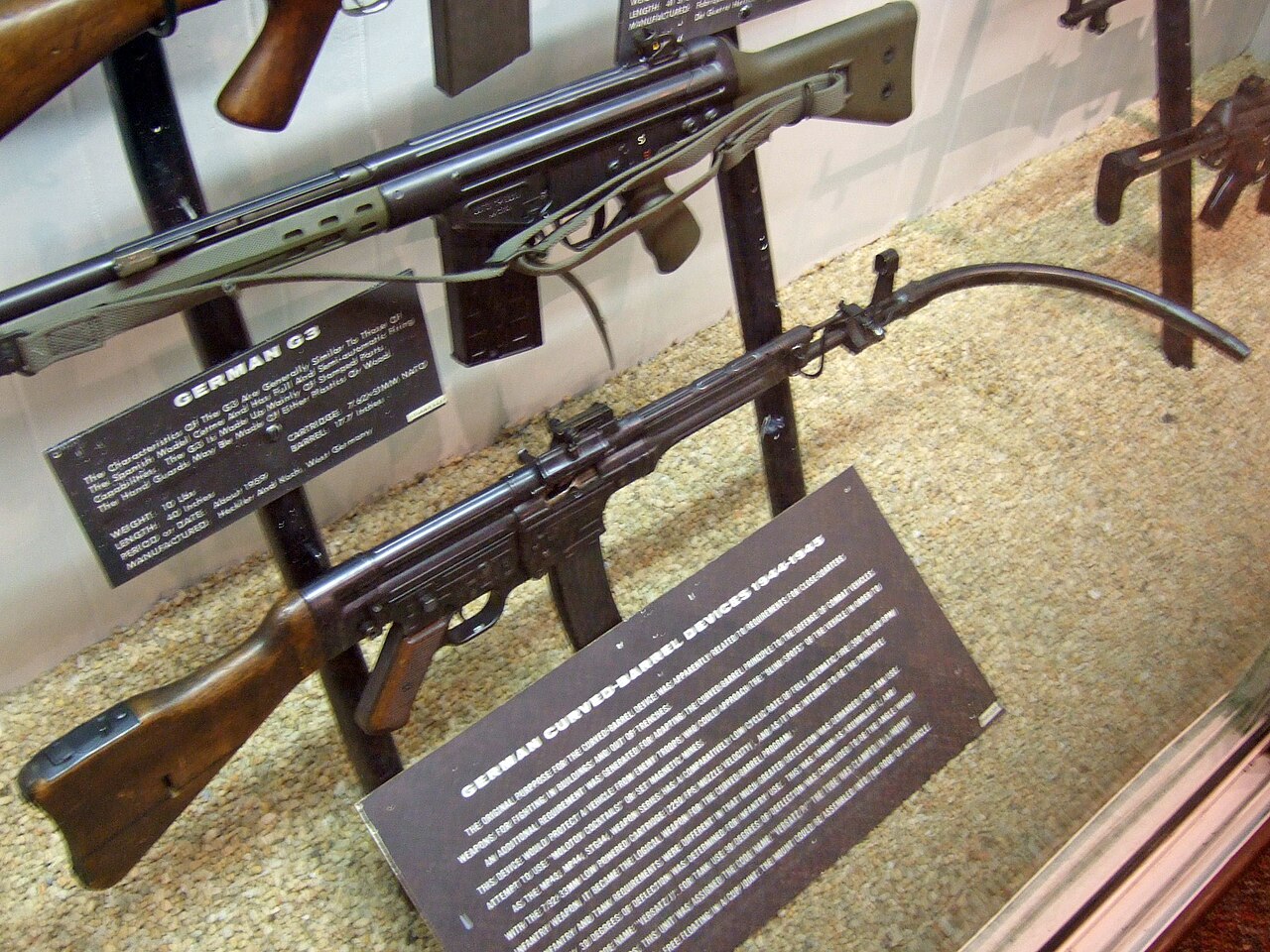 1280px-G3_and_StG44.jpg