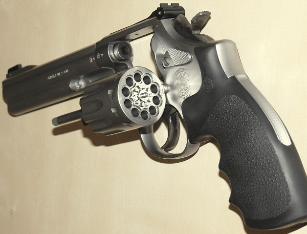 Smith_%26_Wesson_Model_617.jpg