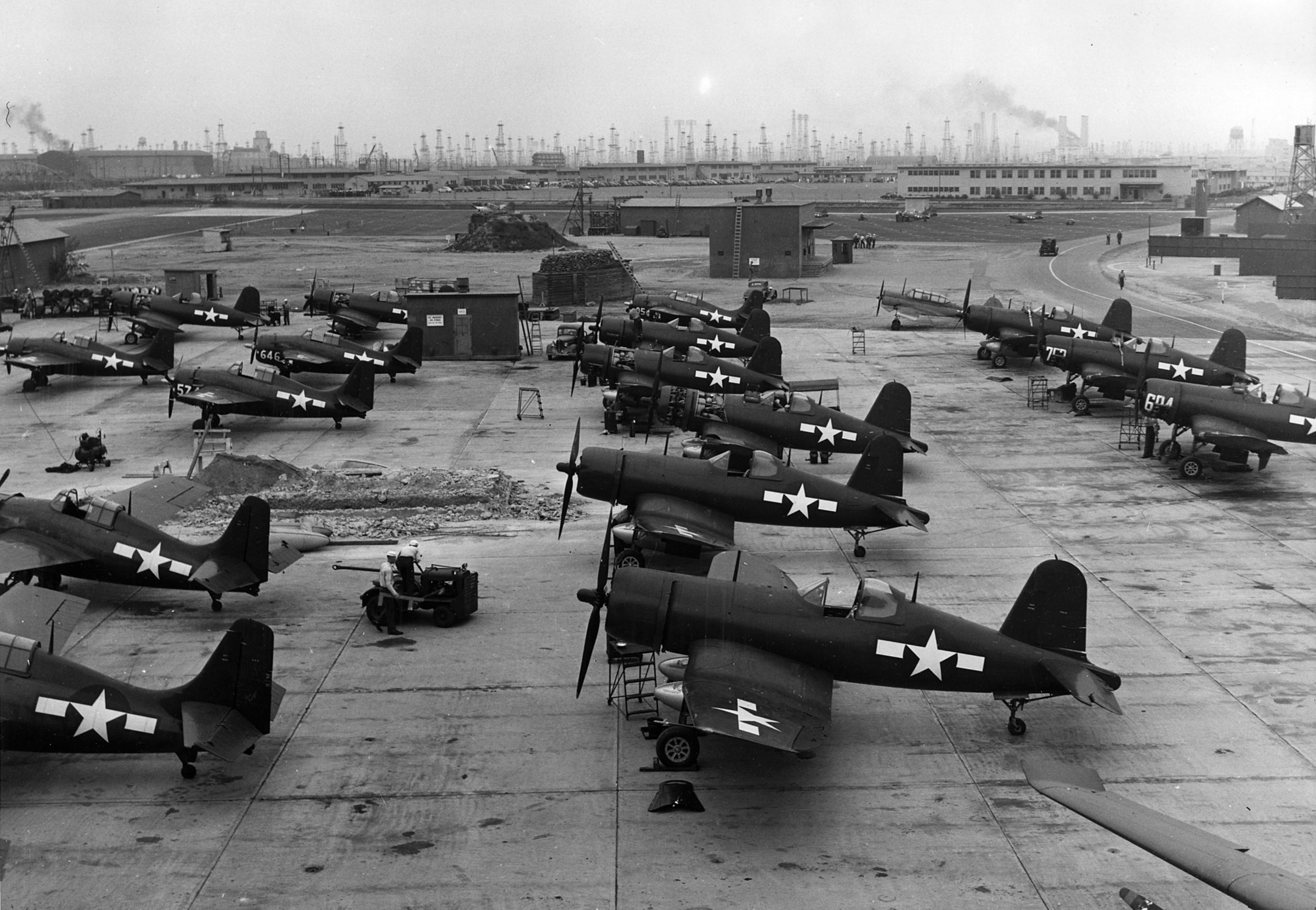 Aircraft_at_NAS_Long_Beach_c1945.jpg