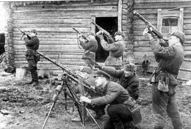 soviets_with_mg34.jpg