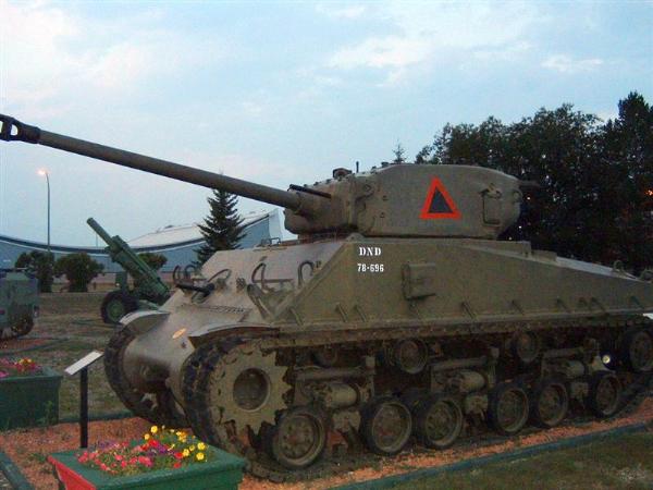m4a3e8shermantank_moosejawsaskatchewancanada2.jpg