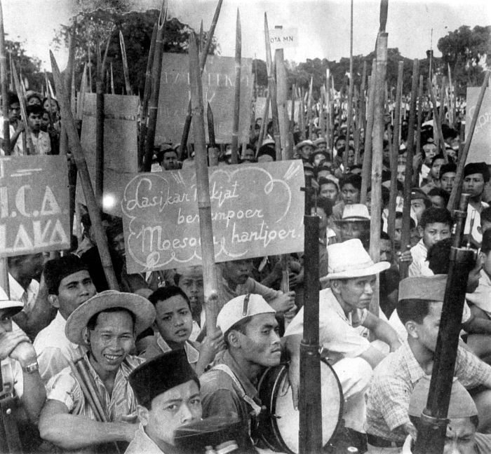 COLLECTIE_TROPENMUSEUM_%27Javaanse_Revolutionairen_strijden_voor_onafhankelijkheid._Ze_zijn_voor_het_merendeel_bewapend_met_bamboesperen_de_enkele_geweren_zijn_afkomstig_van_Japanners%27_TMnr_10001495.jpg