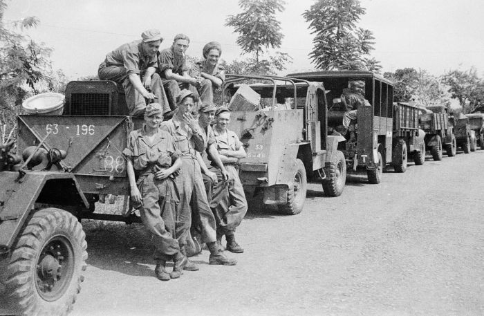 COLLECTIE_TROPENMUSEUM_Militaire_kolonne_tijdens_de_eerste_politionele_actie_TMnr_10029134.jpg