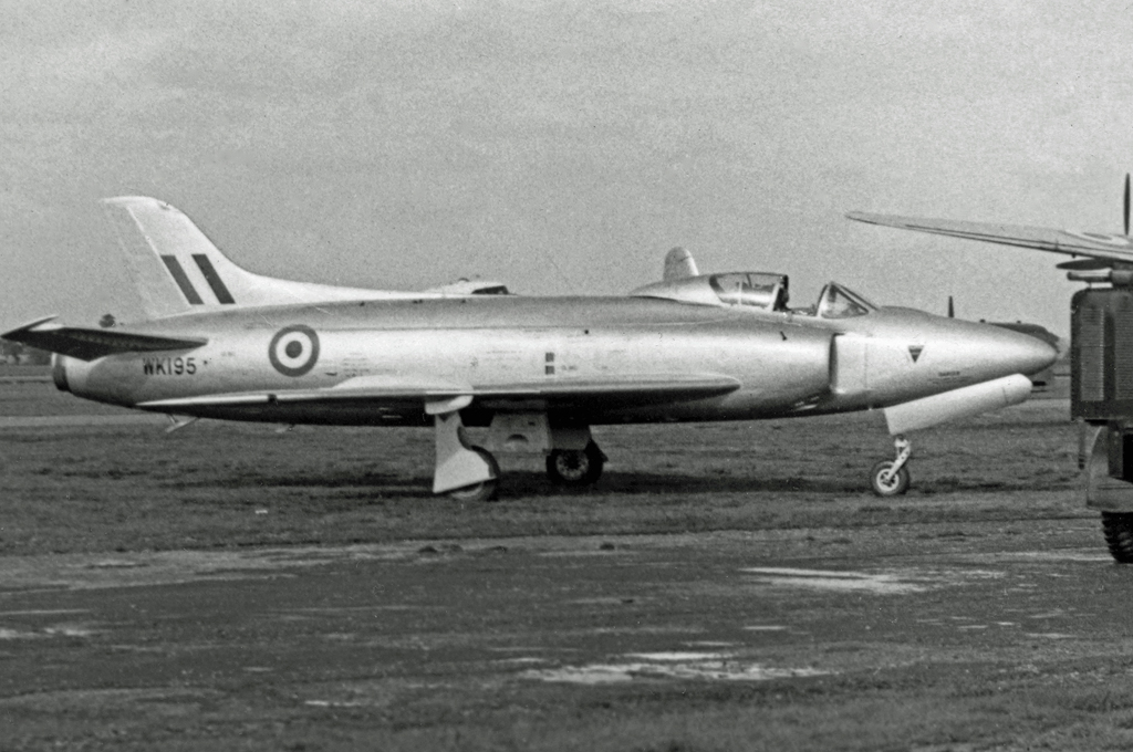 Supermarine_Swift_F.1_WK195_V-A_BLA_13.9.53_edited-2.jpg