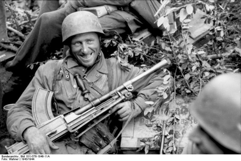 Bundesarchiv_Bild_101I-576-1846-11A%2C_Italien%2C_Fallschirmj%C3%A4ger_mit_Bren-MG_in_Ruhestellung.jpg