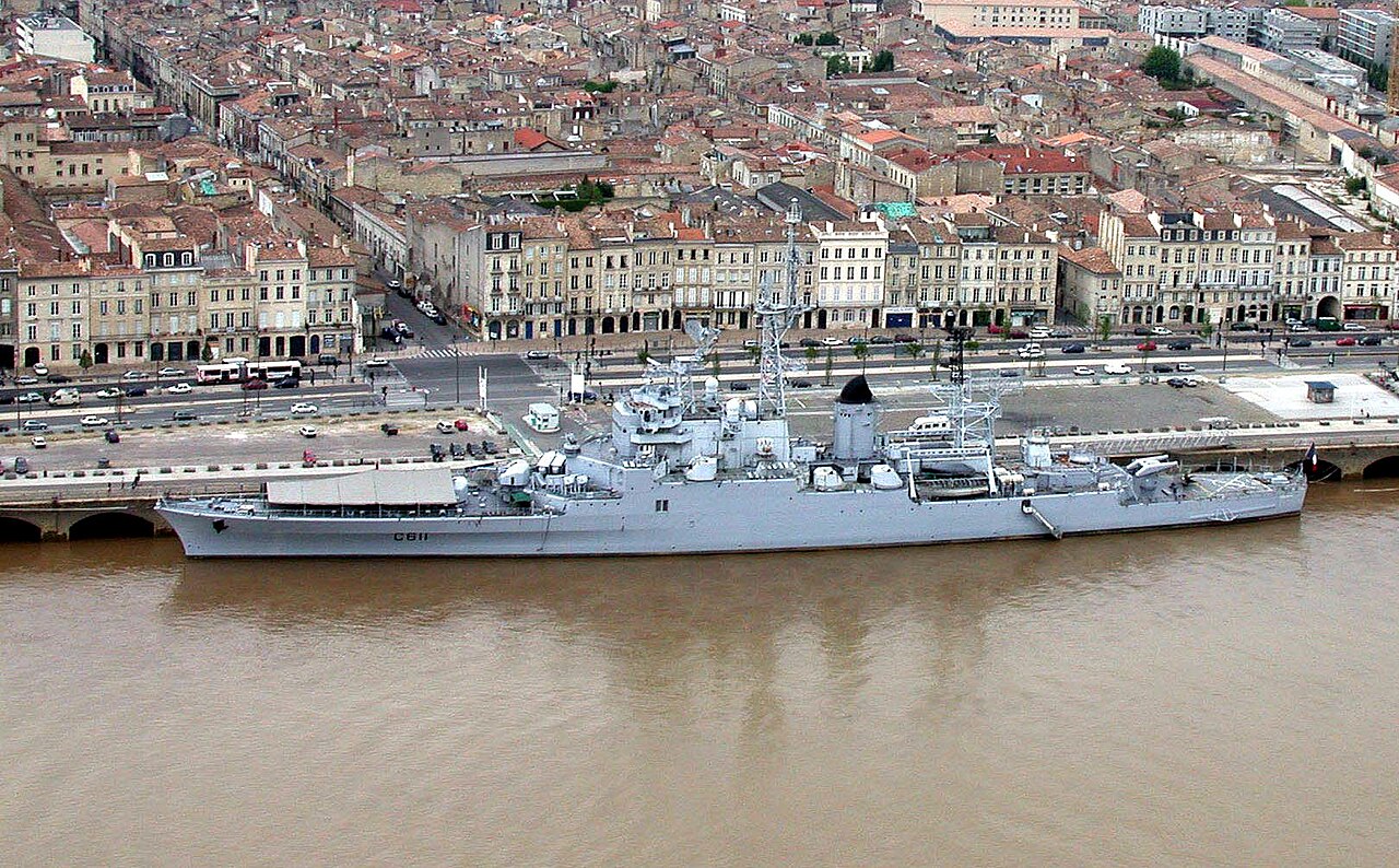 1280px-Croiseur_Colbert_dans_le_port_de_Bordeaux.jpg